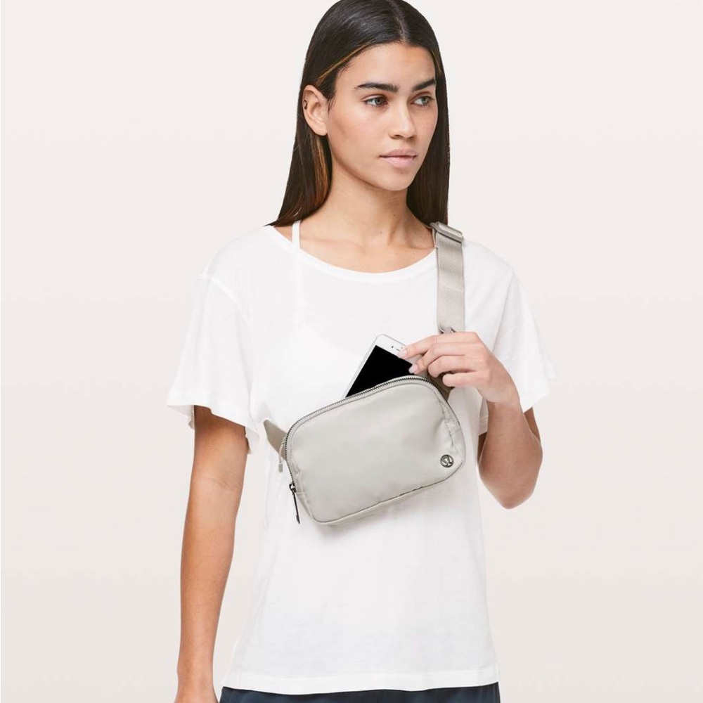Lululemon Athletica Everywhere Belt Bag 1L silver✨